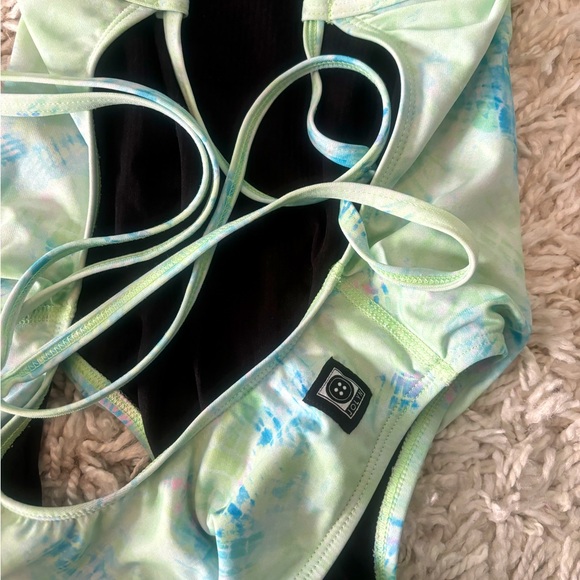 Jolyn one piece suit - Picture 4 of 7